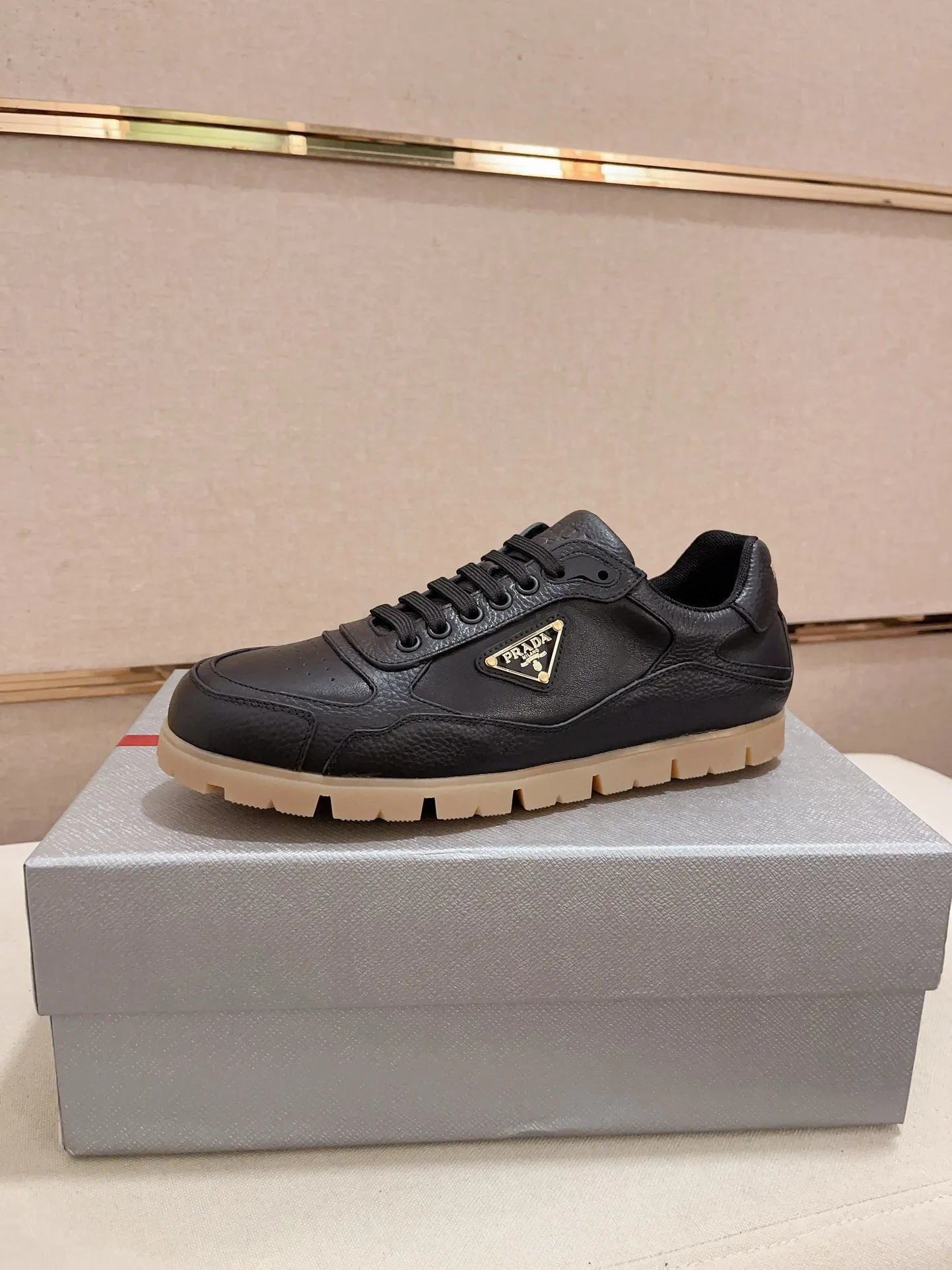 Men's shoes 💰 540💰 ✔️✔️✔️Higher version High-quality new PRADA (Prada) counters are launched at the same time. The new men's shoes and 😘 fabrics are made of high-tech glue-making technology. Lining: Full cowhide lining. 👍🏿 High-end ☄️ air-cushion molded anti-slip rubber outsole, exquisite lines, simple and elegant, comfortable and high-end for leisure travel. Code number: 38 to 44 (45 can be customized and cannot be returned or exchanged)